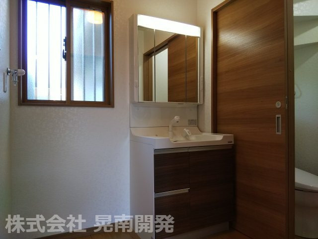 【独立洗面台】 | オーナーチェンジ物件(不動前戸建賃貸) | 洗面・脱衣室独立。窓あり。シャワー付三面鏡洗面化粧台つき♪