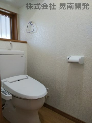 【トイレ】 | オーナーチェンジ物件(不動前戸建賃貸) | トイレに窓あり。温水洗浄便座付トイレ♪