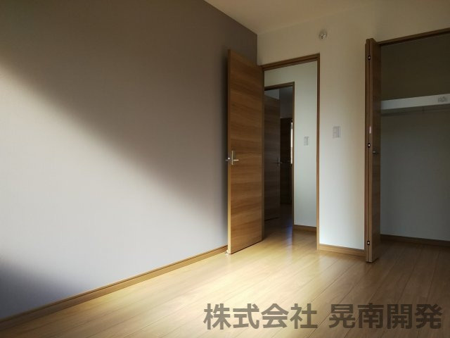 【洋室】 | オーナーチェンジ物件(不動前戸建賃貸) | 【２階・洋室１】東南側洋室約５．５帖。入口。東側と南側に窓があります♪東側は大きな掃き出し窓からバルコニーに出られます♪クローゼット収納付。