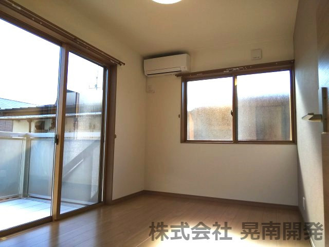 【洋室】 | オーナーチェンジ物件(不動前戸建賃貸) | 【２階・洋室１】東南側洋室約５．５帖。東南側。