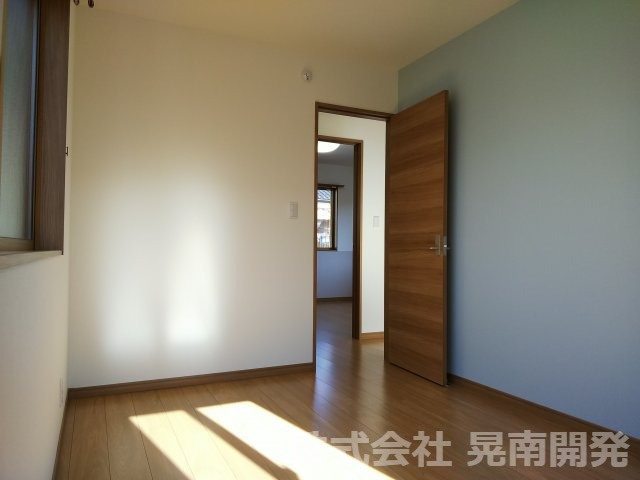【洋室】 | オーナーチェンジ物件(不動前戸建賃貸) | 【２階・洋室２】南西側洋室約５．５帖。入口。西側と南側に窓があります♪この部屋は収納なし。パステルグリーンのアクセント壁紙がさわやかです♪