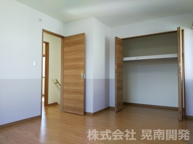 【寝室】 | オーナーチェンジ物件(不動前戸建賃貸) | 【２階・洋室３】2階の寝室約７.４帖。入口。クローゼット収納つき♪