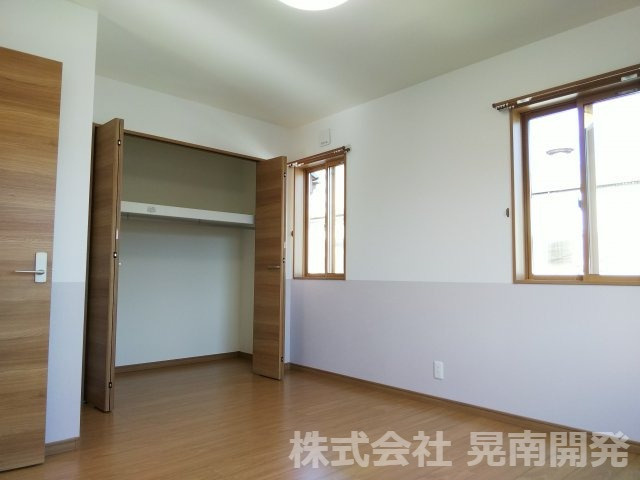 【寝室】 | オーナーチェンジ物件(不動前戸建賃貸) | 【２階・洋室３】2階の寝室約７.４帖。北側。窓が２ヶ所あります♪