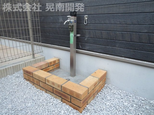 【設備】 | オーナーチェンジ物件(不動前戸建賃貸) | 外水道近くにリードフックを付けました♪