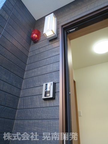 【玄関】 | オーナーチェンジ物件(不動前戸建賃貸) | 玄関（外側）　
※インターホン・街灯・セキュリティブザー