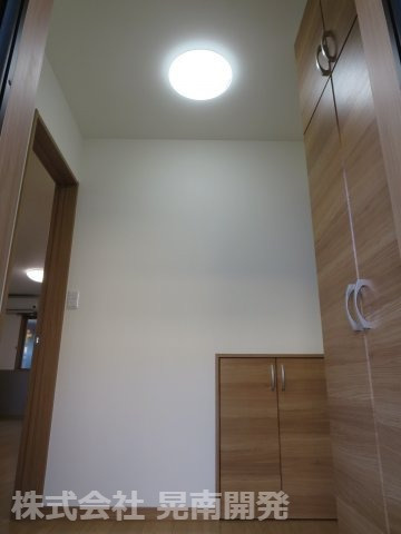 【玄関】 | オーナーチェンジ物件(不動前戸建賃貸) | 玄関（内側）　※右がシューズボックス・玄関収納