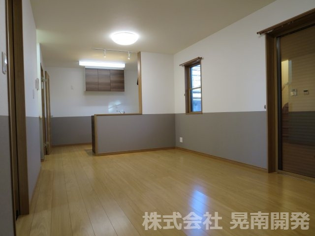 【居間・リビング】 | オーナーチェンジ物件(不動前戸建賃貸) | 居間・リビング・キッチンあわせて約14.9帖です♪床にはペットコーティングが施されています。南側からキッチン（北）を撮影しています♪