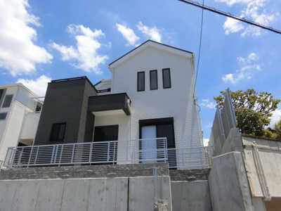 【外観】 | 吹田市千里山西1丁目　新築戸建て | 【同社施工例写真】
陽だまりに浮かび上がる外観は、いつまでも色褪せる事のない普遍性を目指し、シンプルで飽きのこないデザインを採用致しました♪