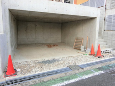 【駐車場】 | 吹田市千里山西1丁目　新築戸建て | 【現地写真】BOXガレージの為、車や自転車は雨にも濡れないですよ♪