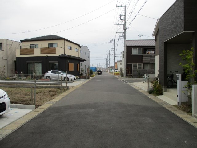 八千代市緑が丘西４丁目（はぐみの杜）　土地　建築条件なしの前面道路含む現地写真|前面道路含む現地写真です　東側公道約６．０ｍに約６．５ｍ接道
