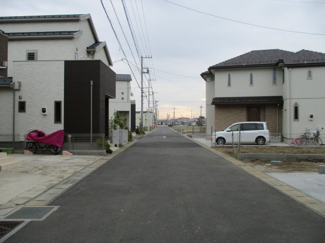 八千代市緑が丘西４丁目（はぐみの杜）　土地　建築条件なしの前面道路含む現地写真