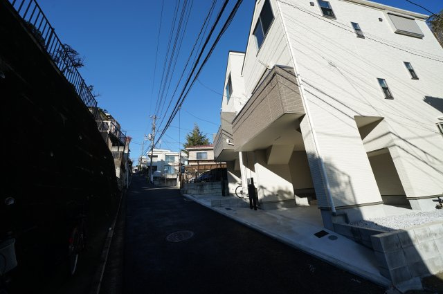 西区霞ヶ丘　全２新築戸建ての前面道路含む現地写真