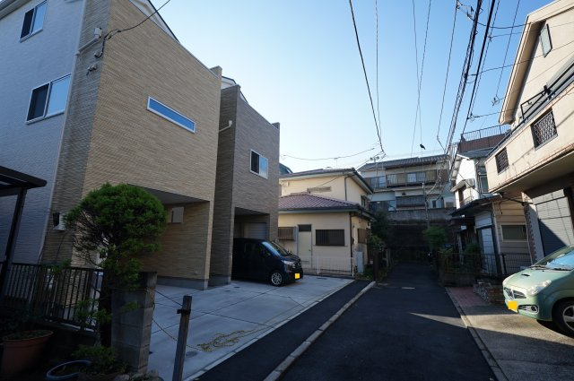 西区霞ヶ丘　全２棟新築戸建の前面道路含む現地写真