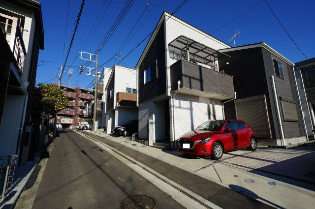 横浜市西区霞ヶ丘全２５棟　新築戸建て の前面道路含む現地写真