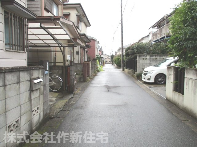 八千代市八千代台北１２丁目　中古戸建　屋根付カーポート有の前面道路含む現地写真|前面道路含む現地写真です