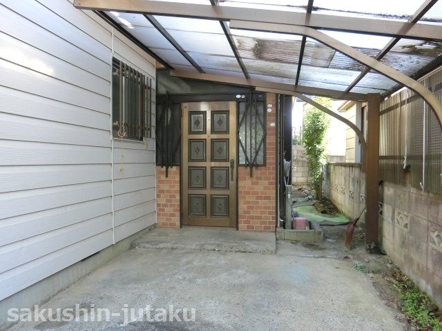 八千代市八千代台北１２丁目　中古戸建　屋根付カーポート有の駐車場