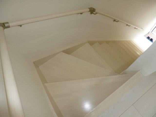 ＶｉｌｌａＳｏｌｅｉｌの内装|階段