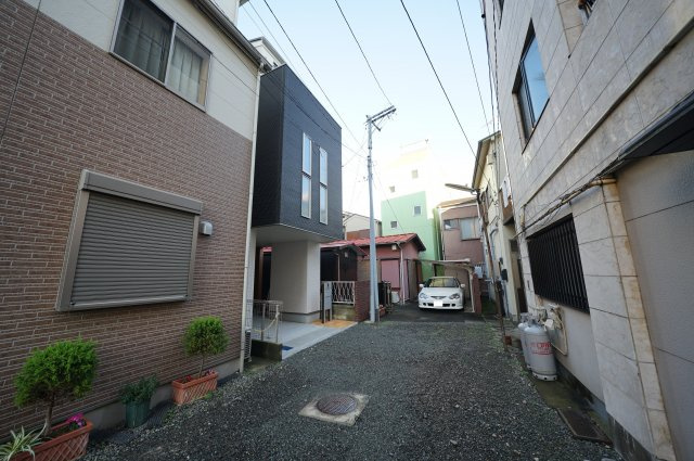 西区南浅間町　新築戸建ての前面道路含む現地写真