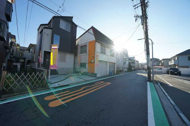 西区東久保町　新築戸建ての前面道路含む現地写真