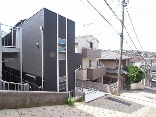 西区藤棚町２丁目　新築戸建ての前面道路含む現地写真