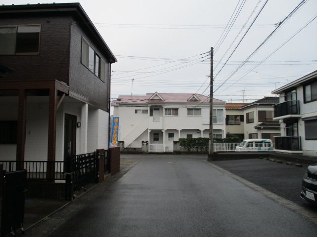 八千代市大和田　中古戸建　リノベーション済　全室２面採光の前面道路含む現地写真|前面道路含む現地写真です　北側公道約６．０ｍ