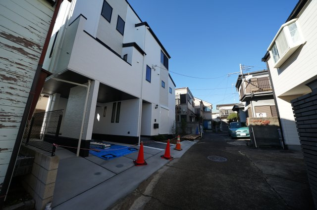 西区藤棚町２丁目　新築戸建の前面道路含む現地写真
