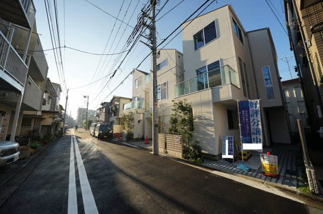西区岡野１丁目　全３棟新築戸建ての前面道路含む現地写真