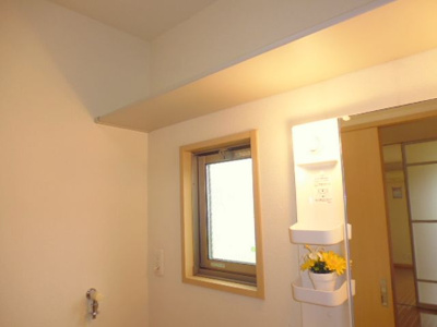 【洗面所】 | クレールＢ | 窓、棚