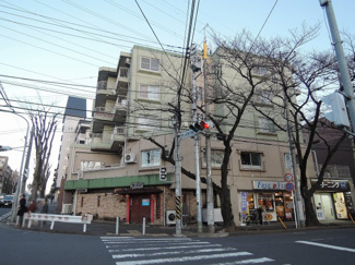 【外観】 | 東南角部屋につき日照・通風良好。廊下側も人通りが少なくプライバシーを保てます。