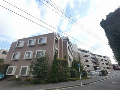 【外観】 | グラシアス横濱妙蓮寺 | 高台の南向きにつき陽当り・通風良好。玄関は戸建感覚を味わえるアルコーブ付です。