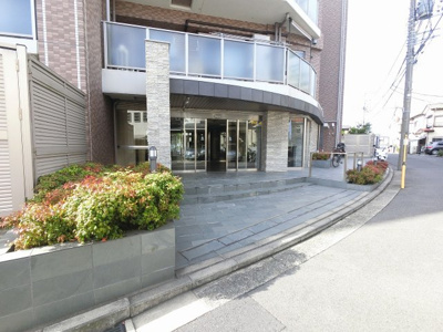 【エントランス】 | グラシアス横濱妙蓮寺 | 東急東横線「妙蓮寺」駅徒歩9分、JR横浜線「大口」駅徒歩13分と2路線2駅利用可能！