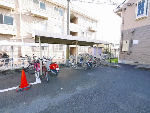 ニューシティ熊木のその他共用部分|ゆったりとした駐輪スペース。