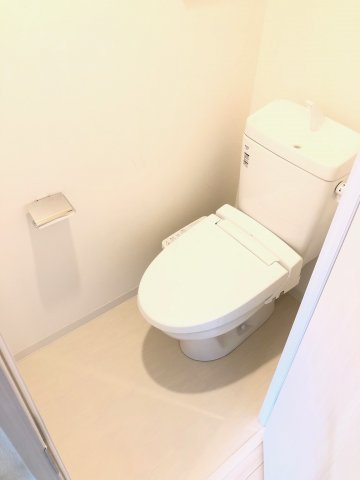 ファーストフィオーレ本町イースト BRAVI不動産のトイレ|【ファーストフィオーレ本町イースト】清潔感のあるトイレです
