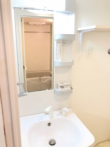 ファーストフィオーレ本町イースト BRAVI不動産の独立洗面台|【ファーストフィオーレ本町イースト】独立洗面台で身支度をすべて済ませてしまいましょう