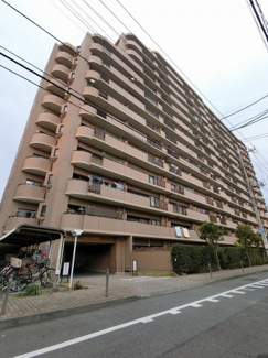 【外観】 | 6階・南向きにつき日照・眺望良好。ゆとりのある3LDKファミリータイプの物件です。
