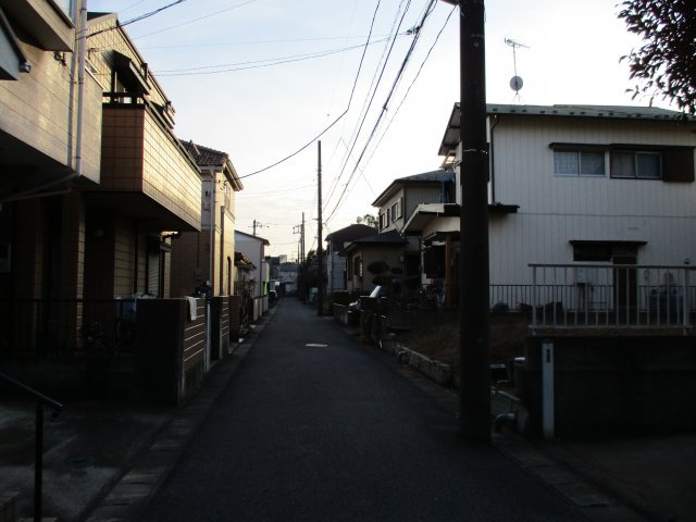 千葉市花見川区千種町　土地　建築条件無　整形地の前面道路含む現地写真|前面道路含む現地写真です　南東側公道約４．０ｍ