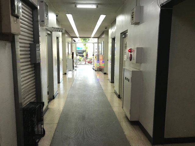 東広ビルのエントランス