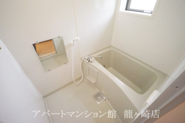 ドレミメゾンＡの浴室|窓付き♪追い焚き給湯付きのお風呂♪