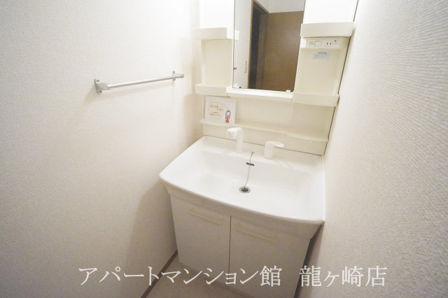 ドレミメゾンＡの独立洗面台|シャワードレッサー完備♪