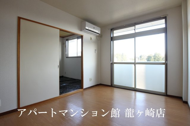 エルディム西Ａの居間・リビング|エアコン完備のリビング♪