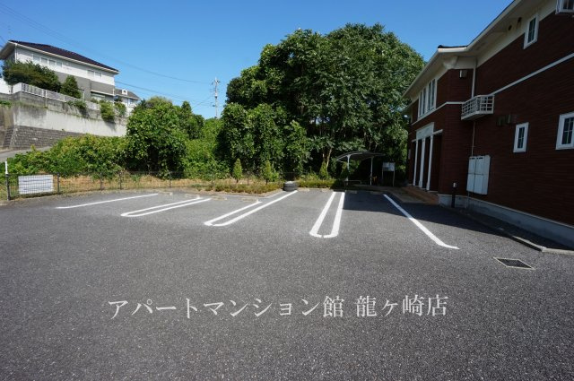 さくらヒルズ霞台　弐番館の駐車場