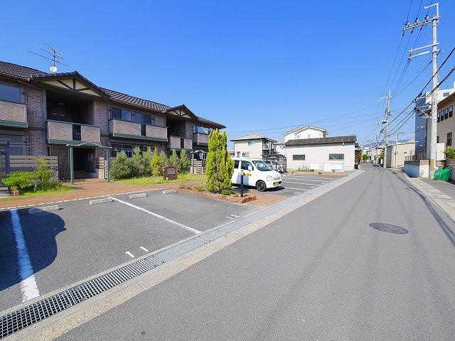 カーサフルーレⅠ・Ⅱの駐車場|敷地内駐車場です