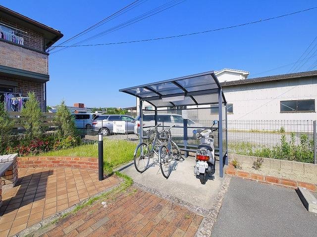 カーサフルーレⅠ・Ⅱのその他共用部分|屋根付きの駐輪場です