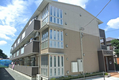 【外観】 | グリーンハイツD | グリーンライン「高田」駅まで徒歩8分！閑静な住宅地にある3階建てアパートです♪スーパーが隣接していて便利な住環境です☆