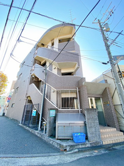 【外観】 | 南武線「久地」駅まで徒歩2分！鉄筋コンクリート4階建ての駅近のマンションです♪通勤通学はもちろん、お買い物やお出かけにもGood☆