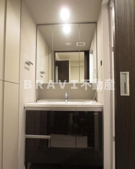 コンフォリア北堀江一丁目　BRAVI不動産の独立洗面台|【コンフォリア北堀江一丁目】独立洗面台、小物を置くことができて便利です