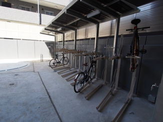 【その他共用部分】 | 雨の日も安心の屋根付き自転車置場
