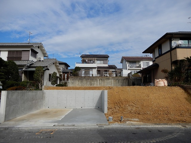 高丘１丁目売土地の前面道路含む現地写真