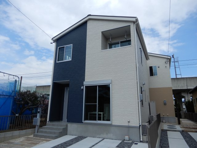 (仮)常滑市新浜町新築戸建の外観|2色の色合いが美しい外観です。