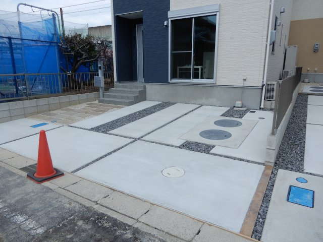 (仮)常滑市新浜町新築戸建のエントランス|こちらの建物は、並列駐車となります。